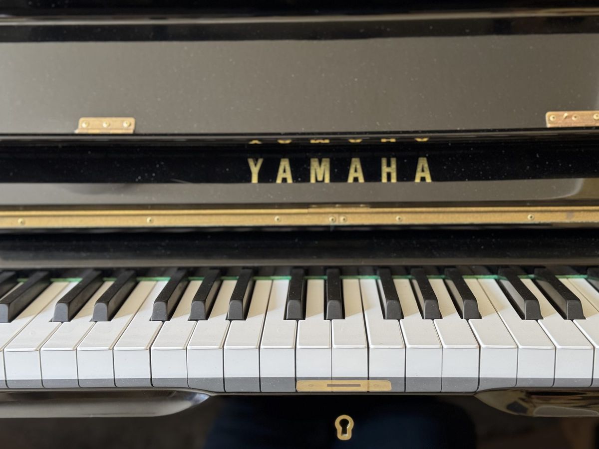 Yamaha-Klavier mit goldenem Schriftzug